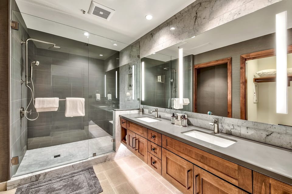 Luxury Three Bedroom Residence steps from Heavenly Village by RedAwning Apartment in Stateline