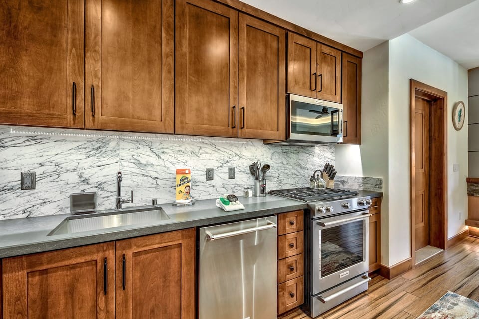 Condo, 3 Bedrooms | Private kitchen | Fridge, microwave, oven, dishwasher