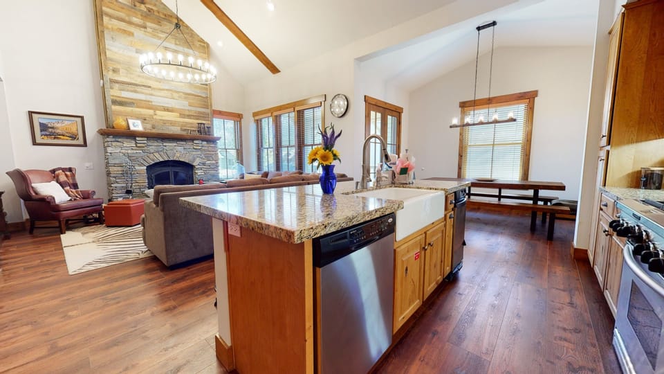 Condo, 3 Bedrooms | Private kitchen | Fridge, microwave, oven, stovetop