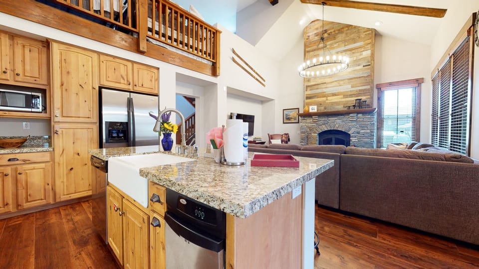 Condo, 3 Bedrooms | Private kitchen | Fridge, microwave, oven, stovetop