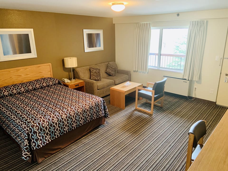 Deluxe Studio Suite | Bathroom | Combined shower/tub, free toiletries, towels