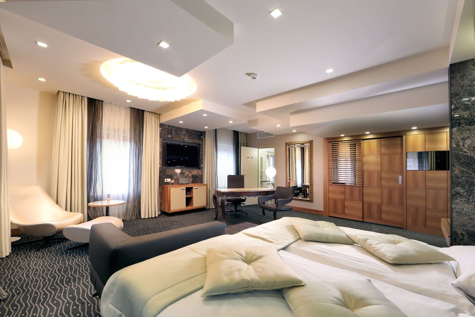 Minibar, in-room safe, soundproofing, WiFi (free)