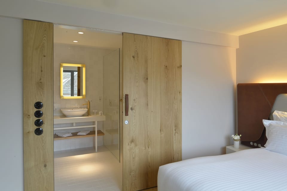 Classic Room | Minibar, in-room safe, desk, soundproofing
