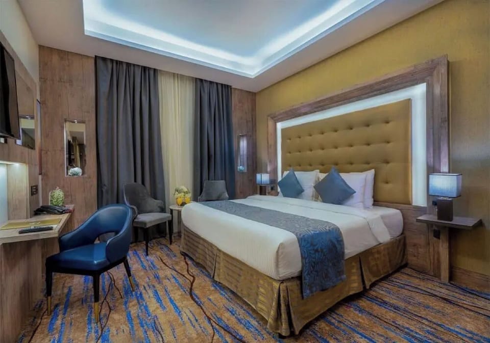 Premium bedding, minibar, desk, iron/ironing board