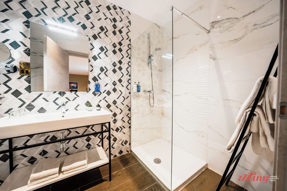 Studio Suite (Family Suite) | Bathroom | Shower, free toiletries, hair dryer, towels