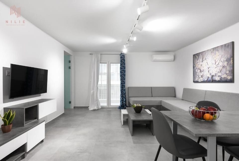 Deluxe Apartment | Living room | TV