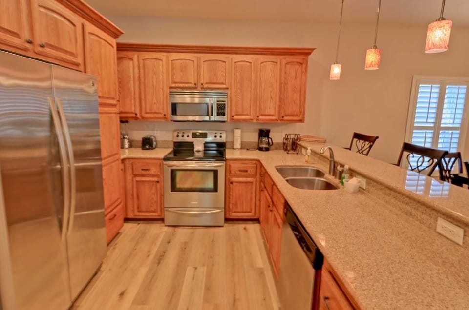 Condo, 3 Bedrooms | Private kitchen | Fridge, microwave, oven, stovetop
