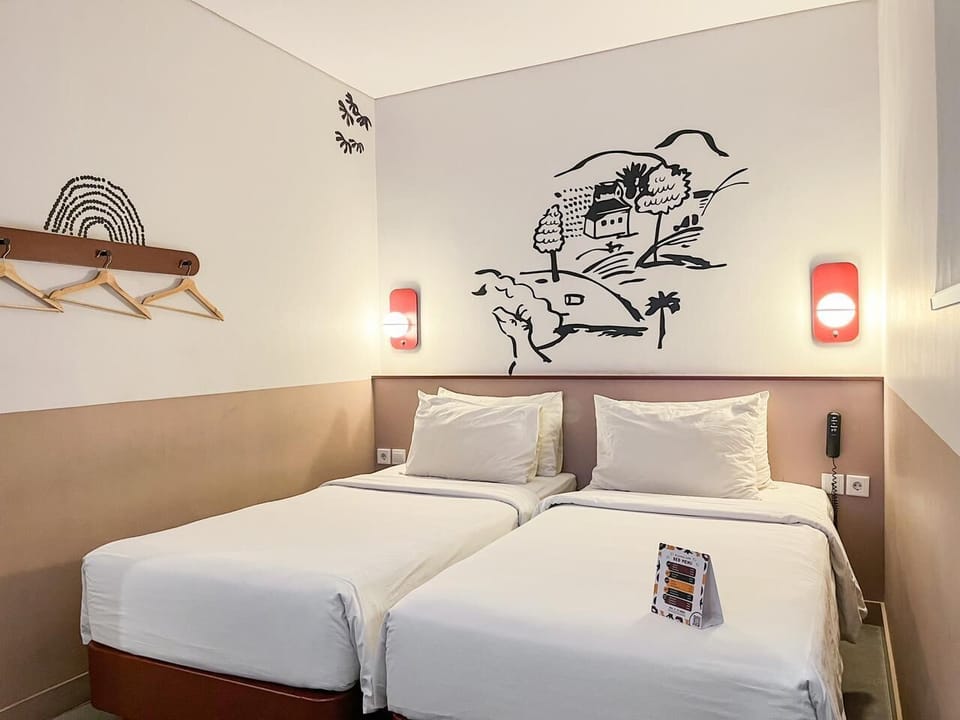 Lucky Room Twin | Premium bedding, desk, laptop workspace, free WiFi