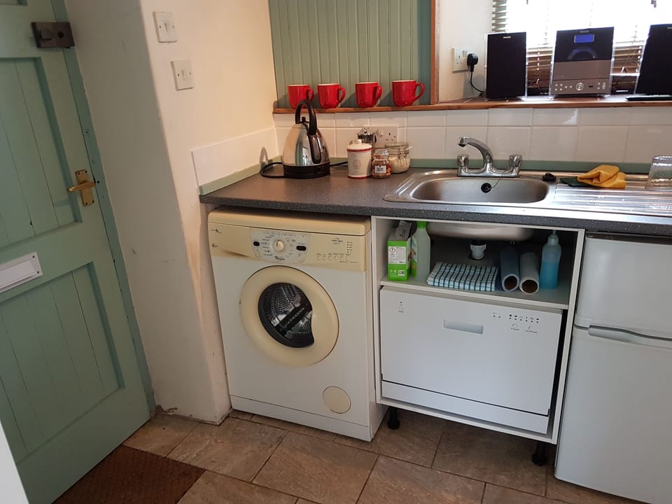 Cottage | Private kitchen | Fridge, microwave, oven, stovetop