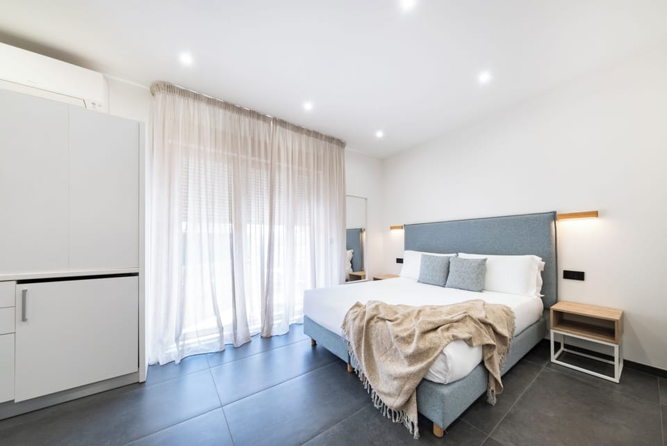 Standard Studio | Minibar, individually decorated, desk, laptop workspace
