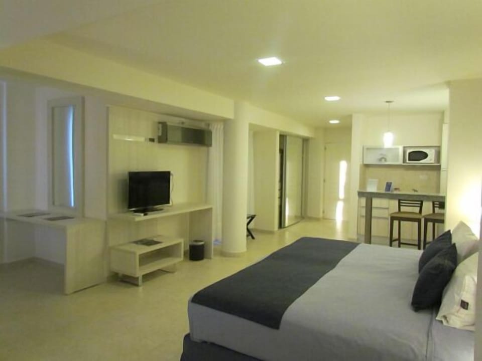 Premium | Minibar, in-room safe, blackout drapes, rollaway beds