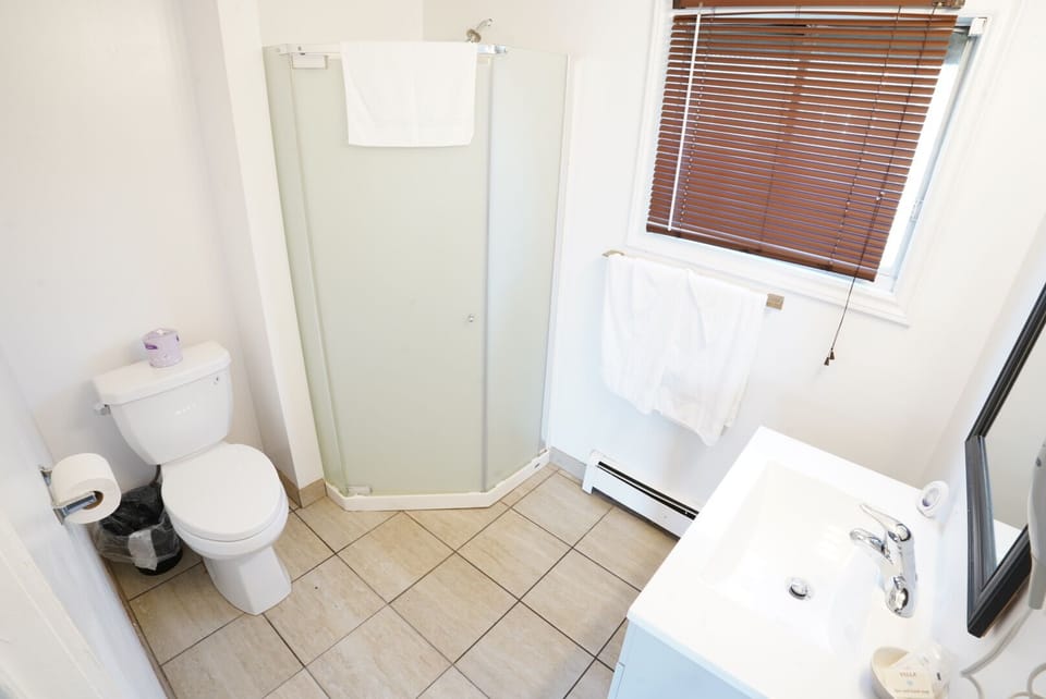 Honeymoon Double Room, 1 Queen Bed, Jetted Tub | Bathroom | Combined shower/tub, free toiletries, hair dryer, towels