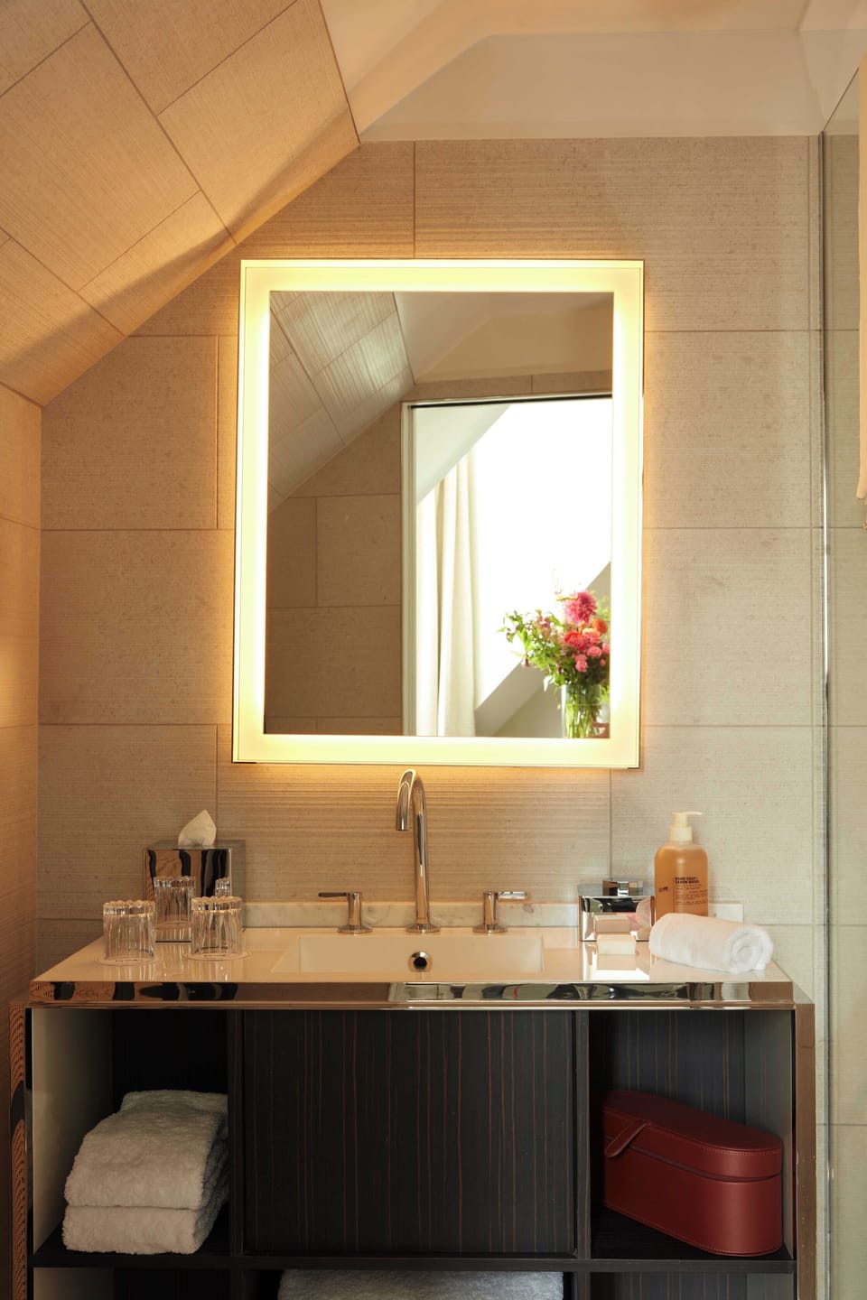 Deluxe Double Room | Bathroom | Shower, rainfall showerhead, designer toiletries, hair dryer