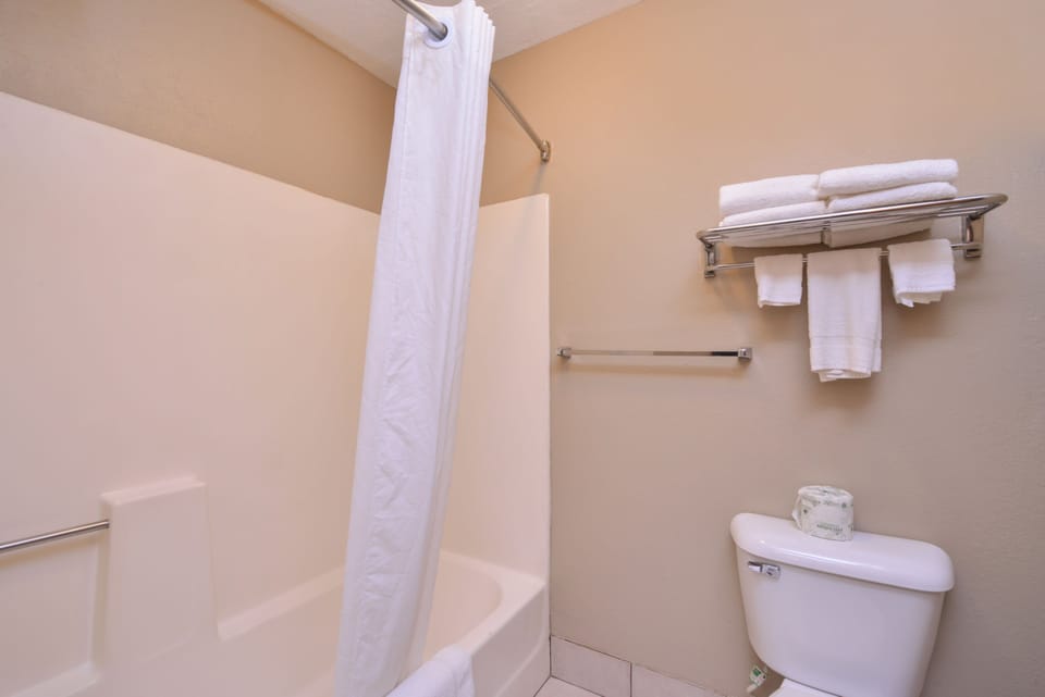 Combined shower/tub, hydromassage showerhead, free toiletries