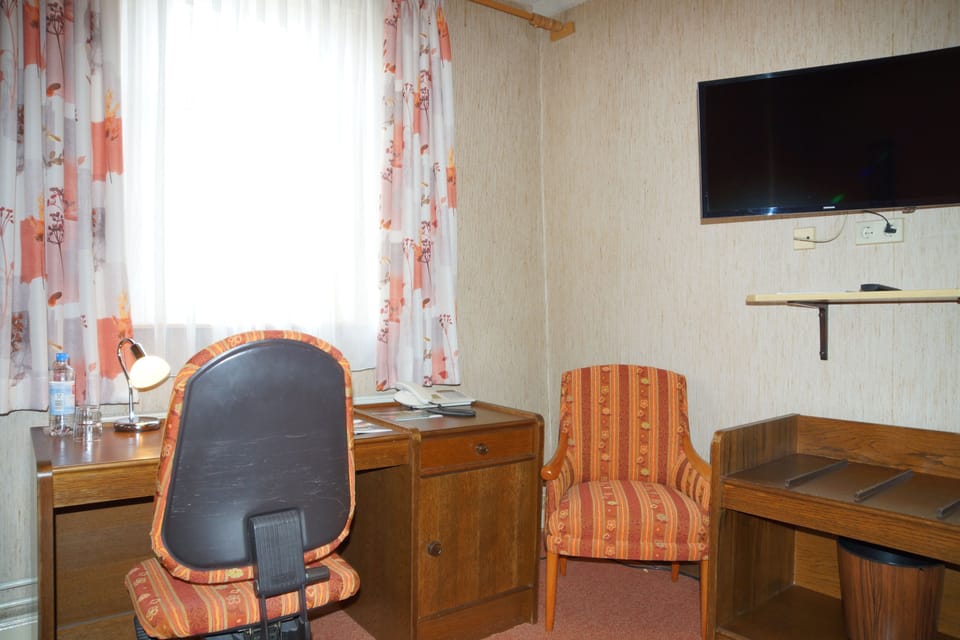 Classic Single Room | Living area | 32-inch flat-screen TV with satellite channels, TV