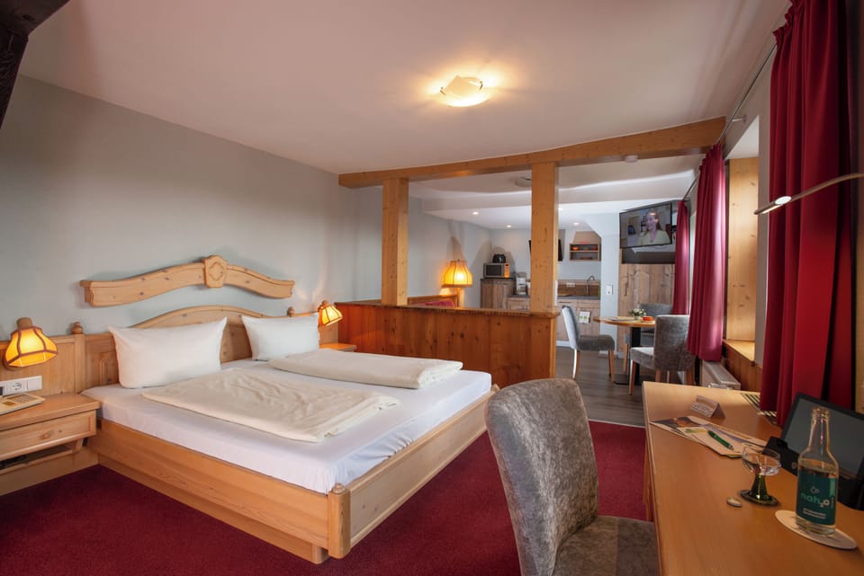 Comfort Apartment, Non Smoking, Kitchenette | Minibar, in-room safe, desk, cribs/infant beds