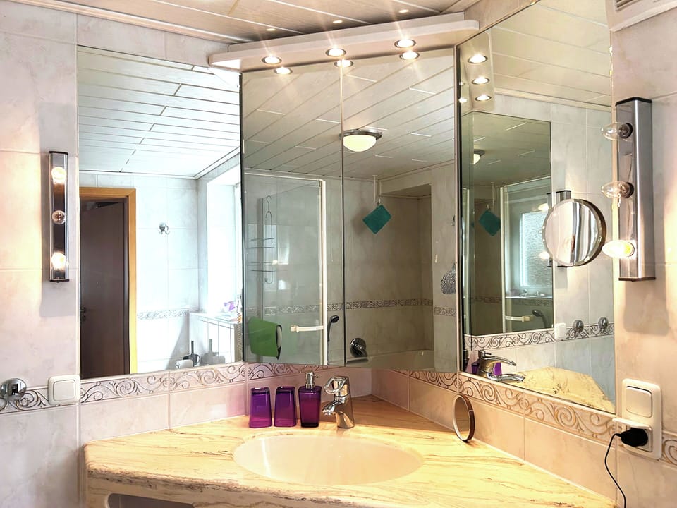 Classic Apartment, Non Smoking, Ground Floor | Bathroom | Combined shower/tub, free toiletries, hair dryer, towels