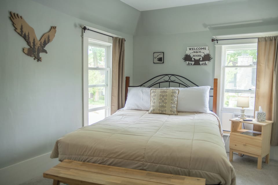 Standard Room, 1 Queen Bed | Bathroom | Shower, free toiletries, hair dryer, soap