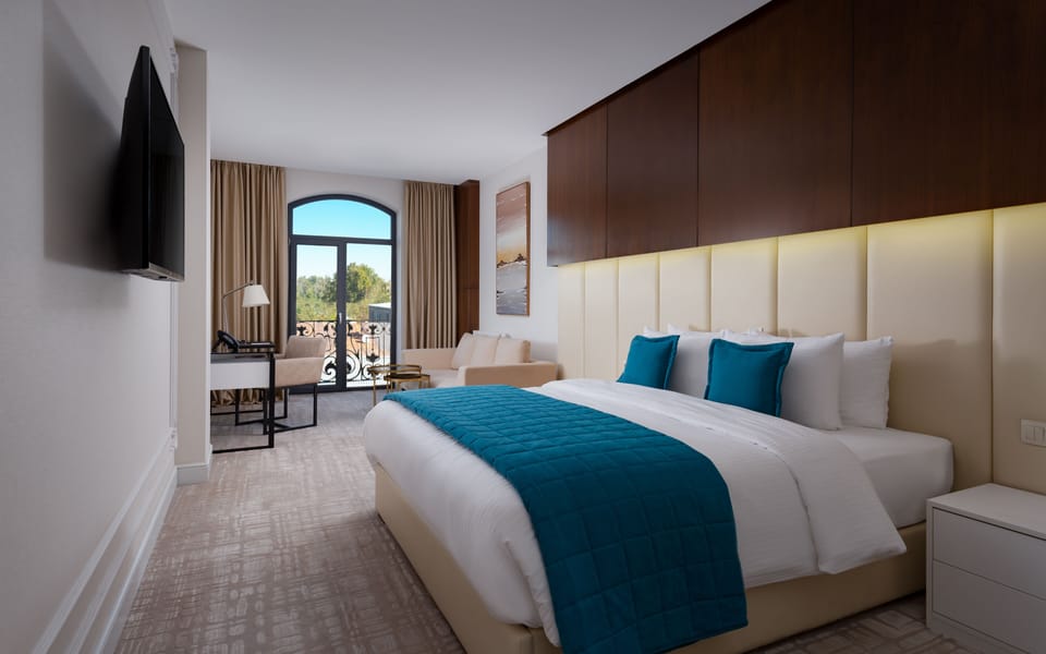 Deluxe Room, 1 Double Bed | In-room safe, desk, laptop workspace, blackout drapes