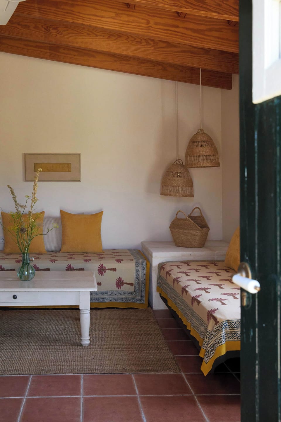 Deluxe Suite, Garden View | Living area