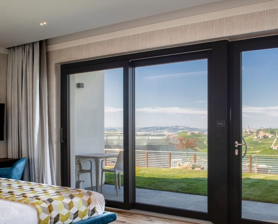 Suite | Minibar, desk, laptop workspace, blackout drapes