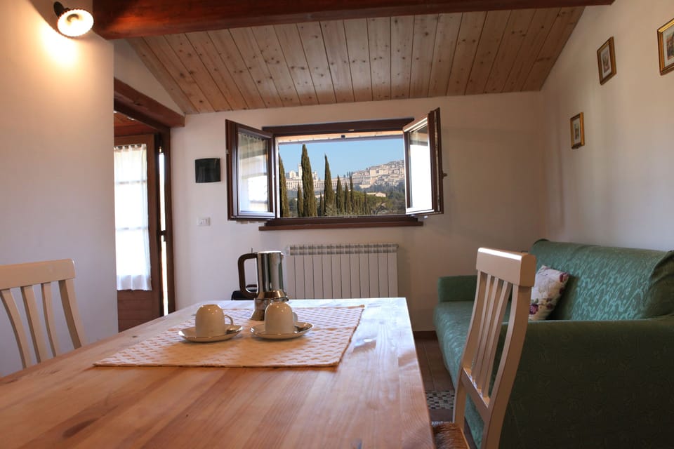 Deluxe Apartment | Living room | 32-inch flat-screen TV with digital channels, TV
