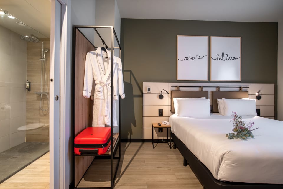 Standard Room, 1 Queen Bed | Desk, blackout drapes, soundproofing, iron/ironing board