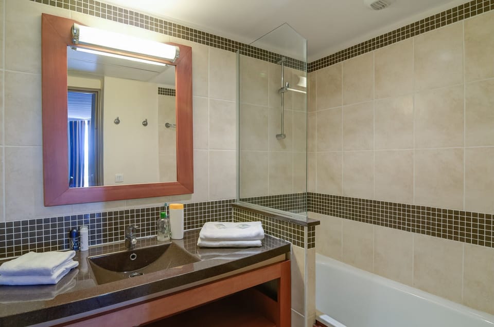 Bathtub, free toiletries, towels