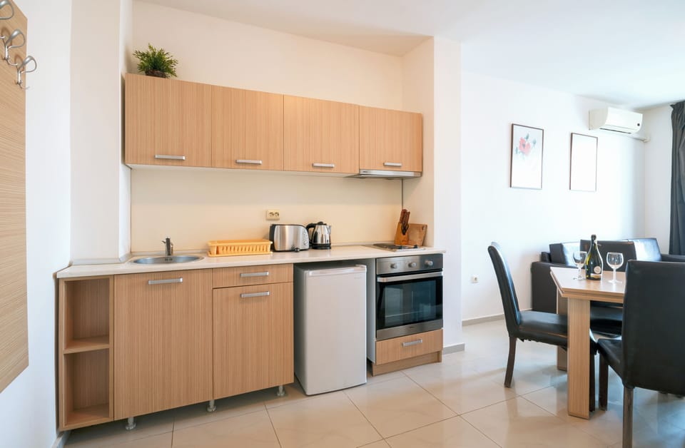 Apartment, 2 Bedrooms, Patio, Garden View | Private kitchen