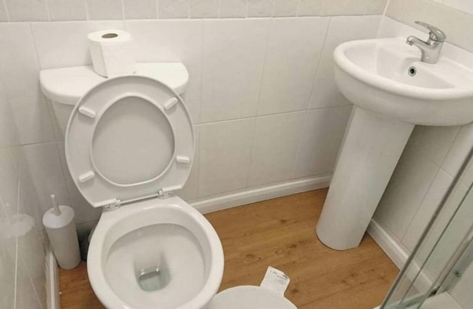 Room, 1 Bedroom, City View | Bathroom | Shower, free toiletries, towels