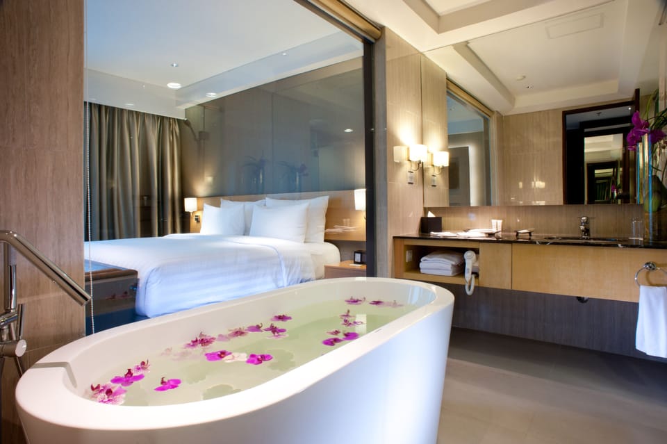 Club Room, 1 King Bed (Ambassador) | Deep soaking bathtub