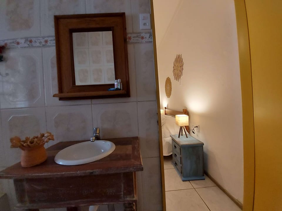 Standard Twin Room | Bathroom | Shower, soap, shampoo, toilet paper