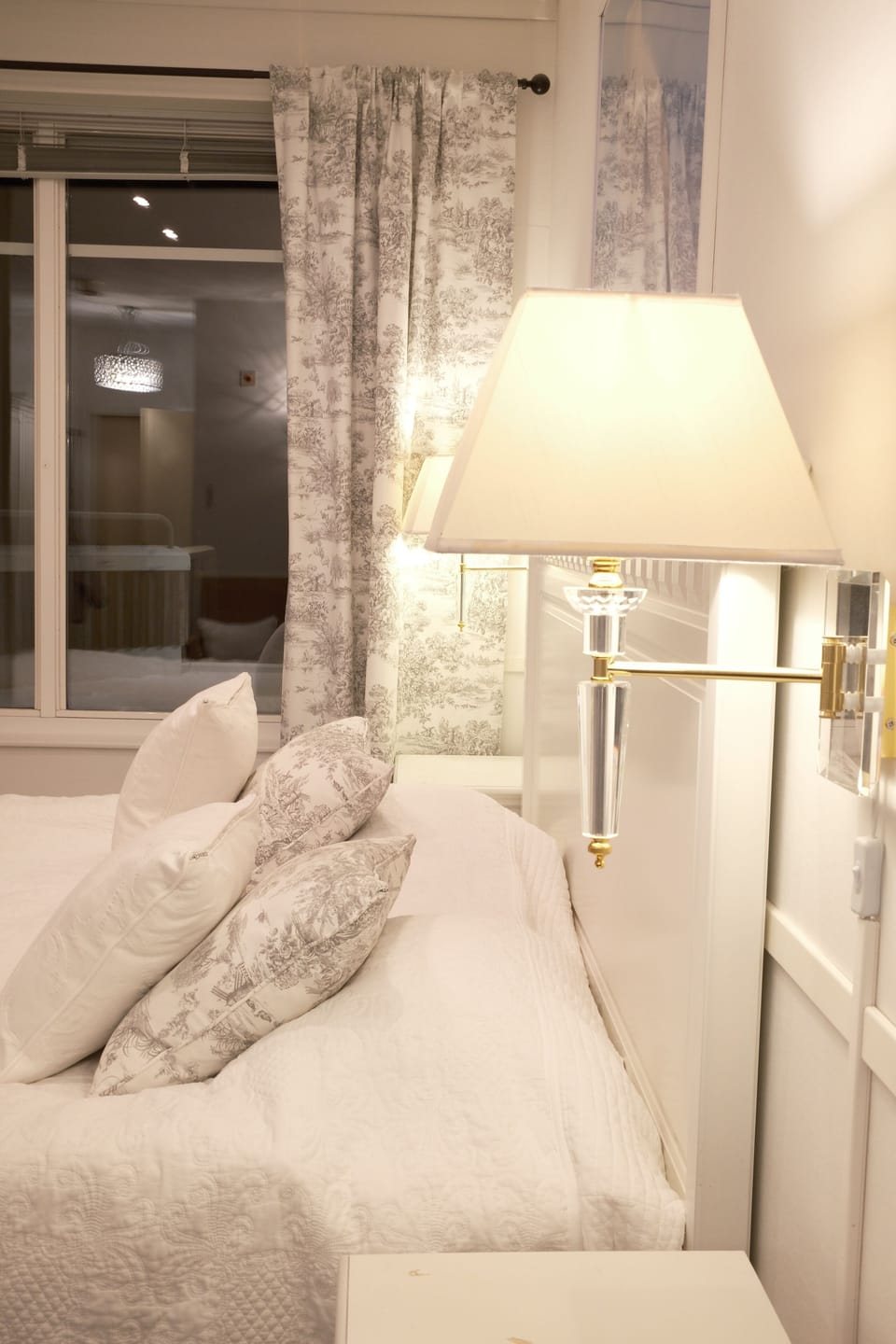 Deluxe Double Room | In-room safe, desk, iron/ironing board (on request), WiFi (free)