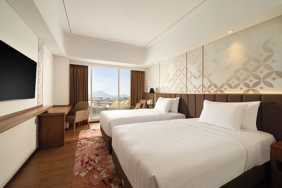 Premier Twin | Premium bedding, in-room safe, desk, laptop workspace