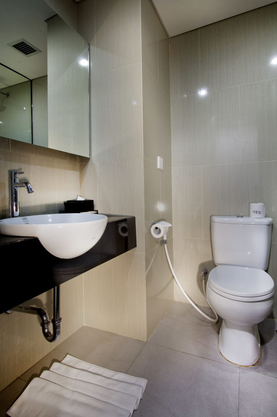 Shower, rainfall showerhead, free toiletries, slippers