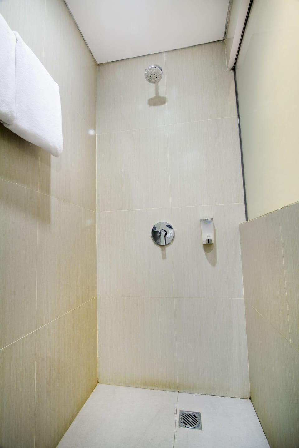 Shower, rainfall showerhead, free toiletries, slippers