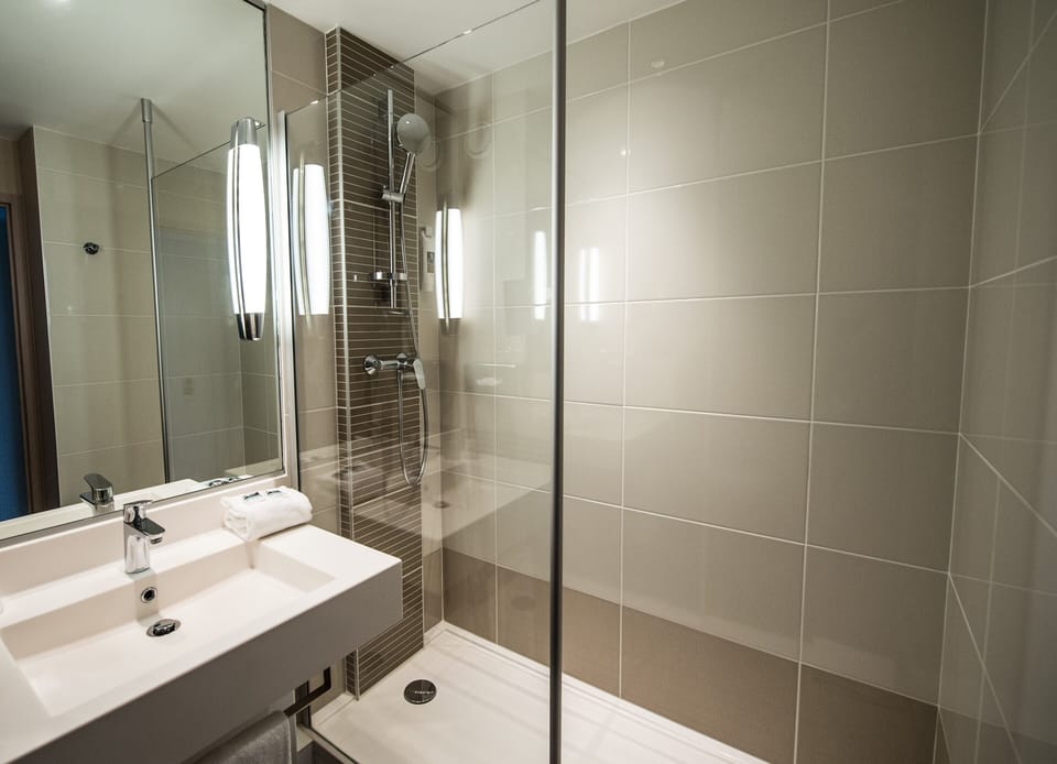 Privilege, Superior Room, 1 Double Bed | Bathroom | Eco-friendly toiletries, hair dryer, towels