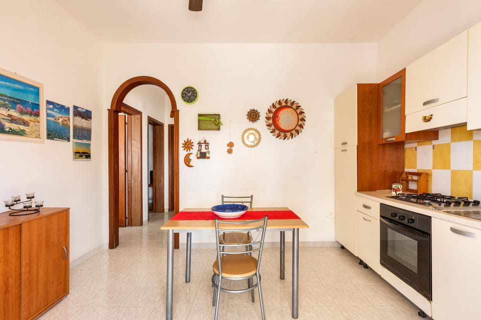 Full-size fridge, microwave, oven