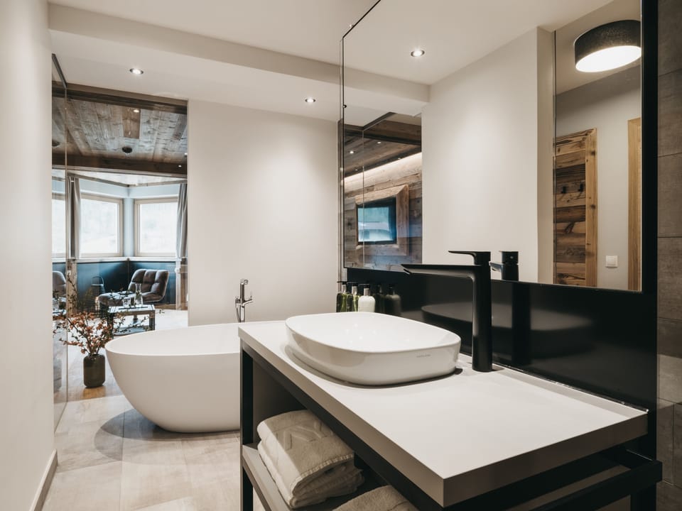 Spa Suite | Bathroom | Hair dryer, bathrobes, towels, soap