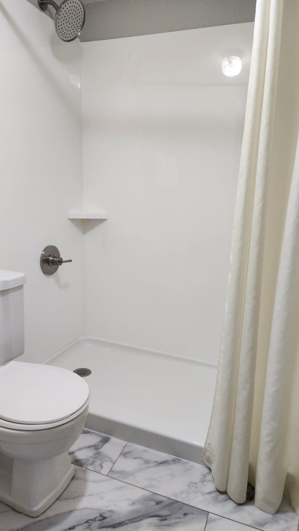 Combined shower/tub, free toiletries, hair dryer, towels