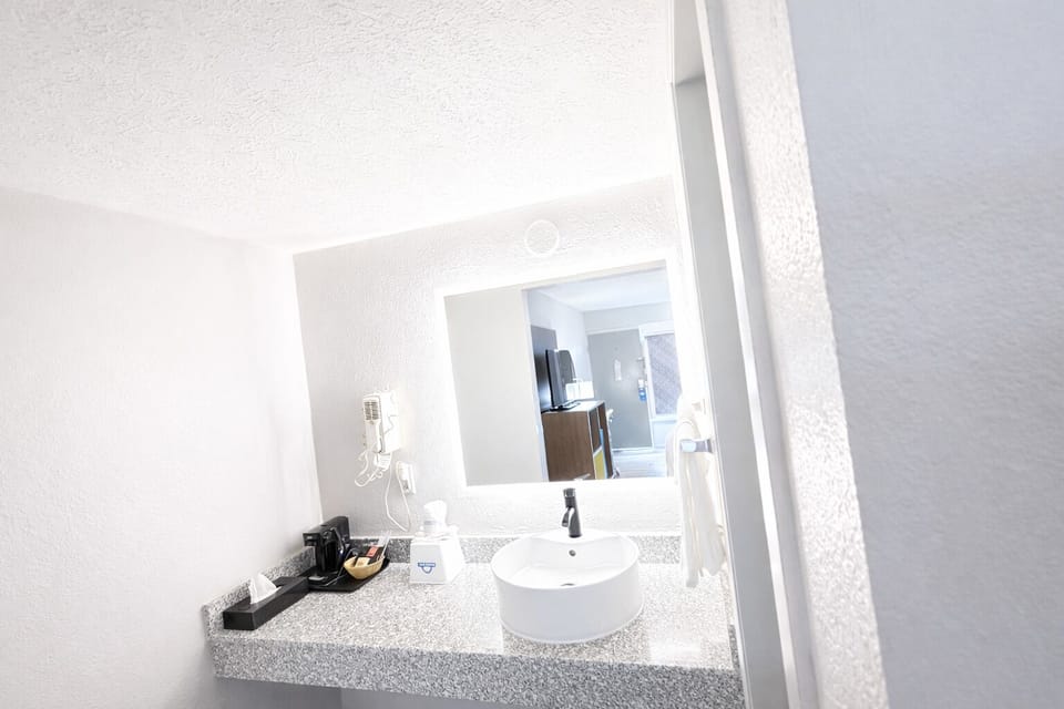Combined shower/tub, free toiletries, hair dryer, towels