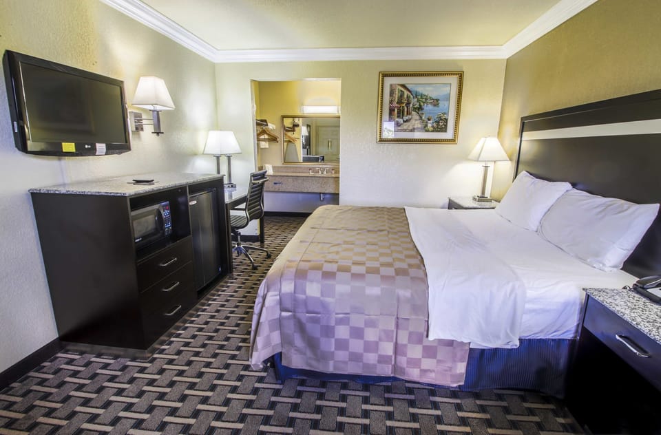 Standard Room, 1 King Bed | Iron/ironing board, free WiFi, bed sheets