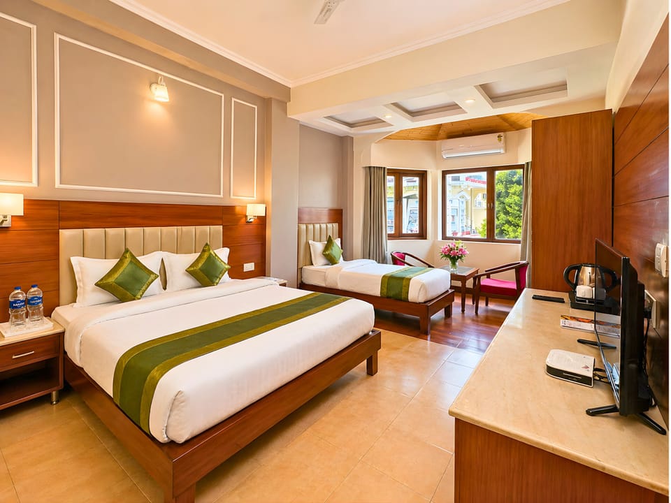 Superior Triple Room, Balcony, Garden Access | Individually decorated, individually furnished, bed sheets