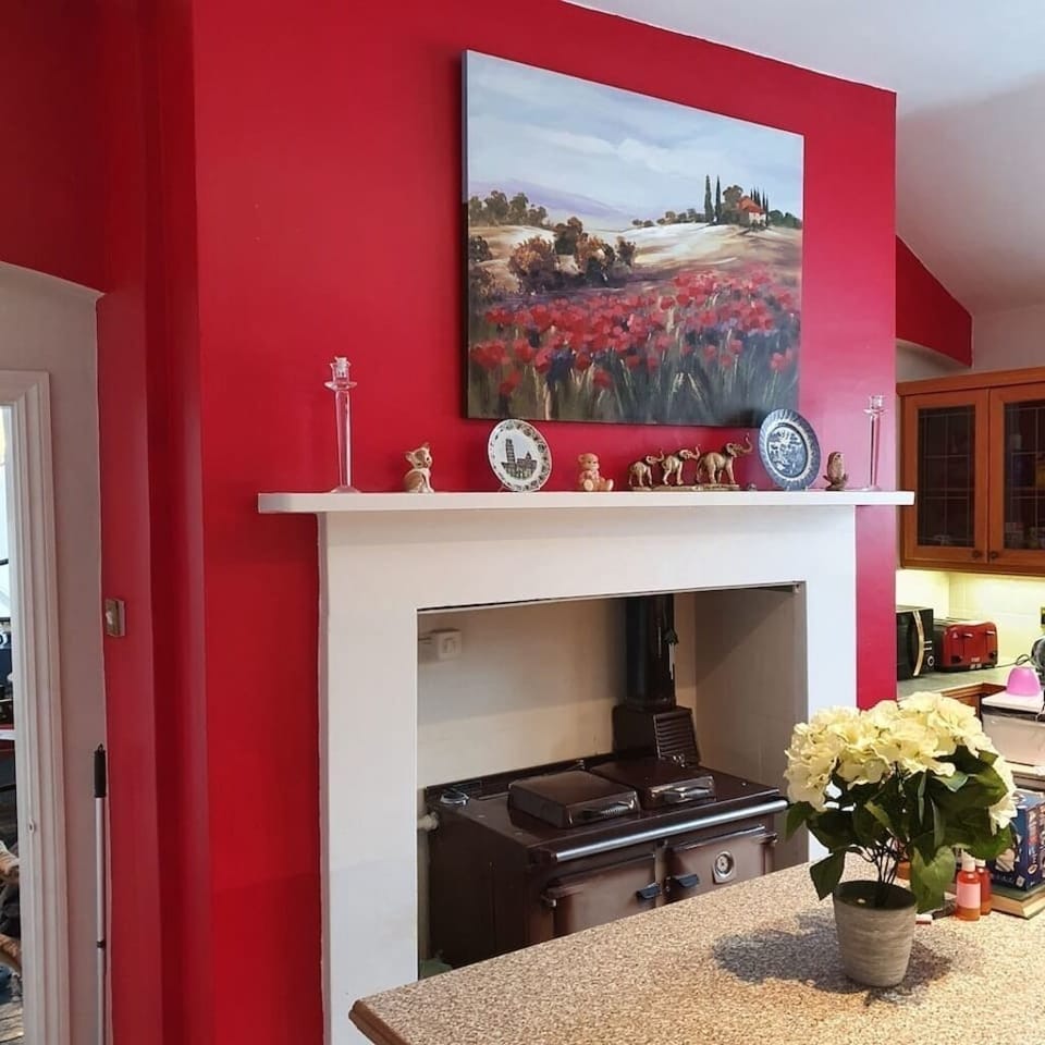 House | Living room | 30-inch TV with digital channels, fireplace