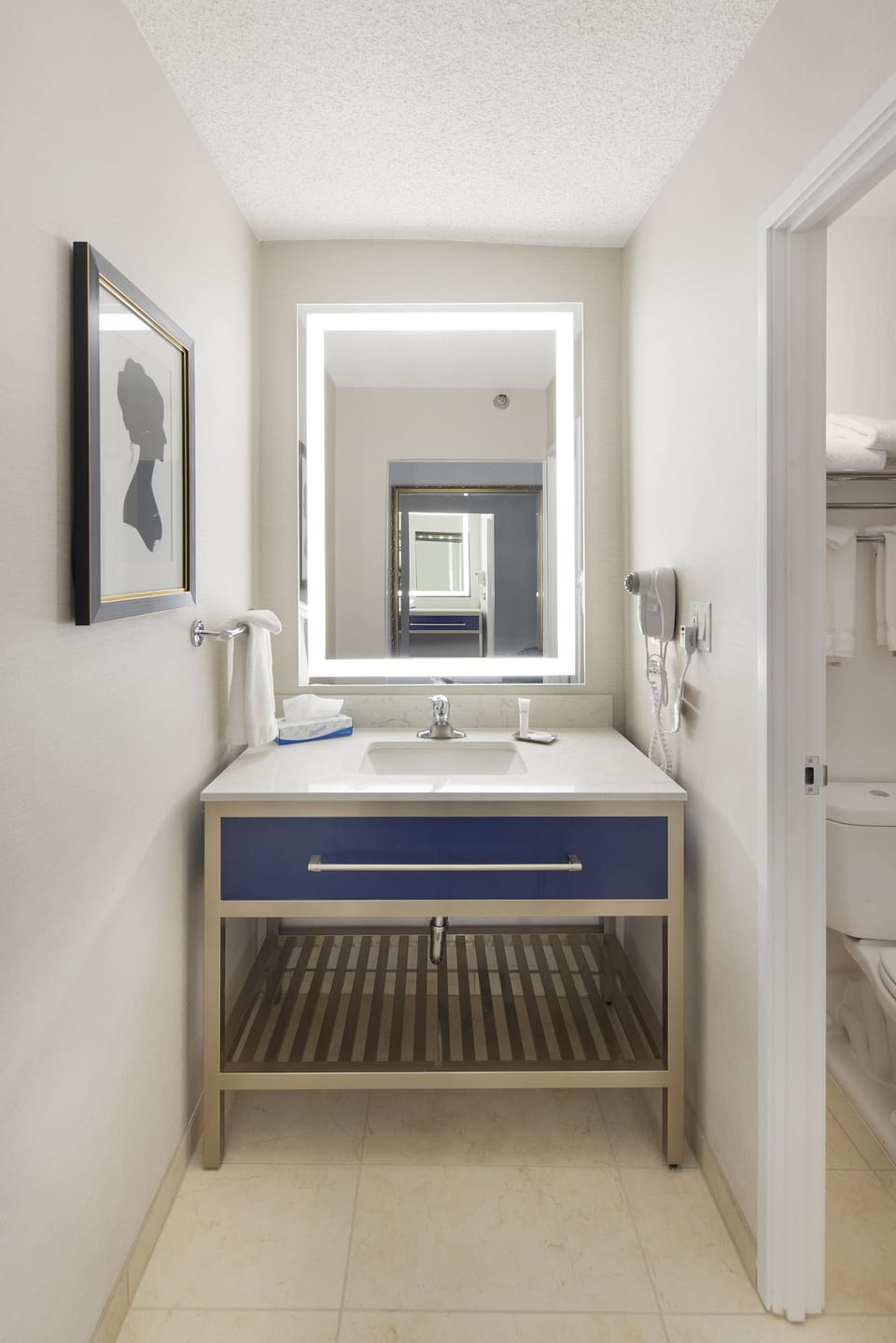 Combined shower/tub, hair dryer, towels