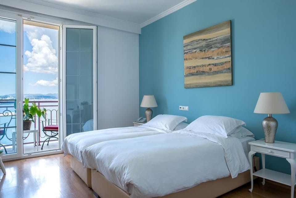 Desk, soundproofing, free WiFi, bed sheets