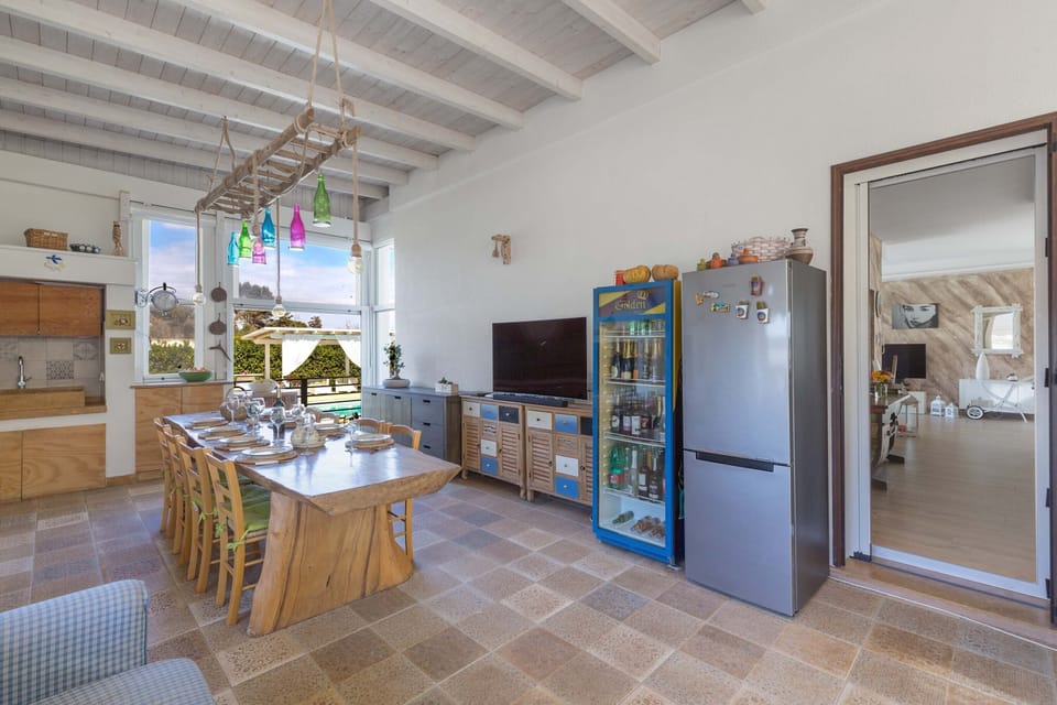 Full-size fridge, microwave, oven, dishwasher