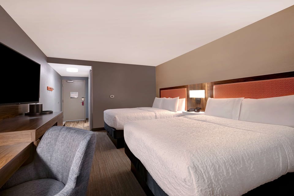 Minibar, WiFi, bed sheets
