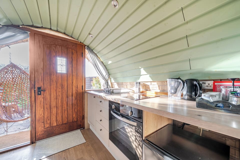 Fridge, oven, stovetop, electric kettle