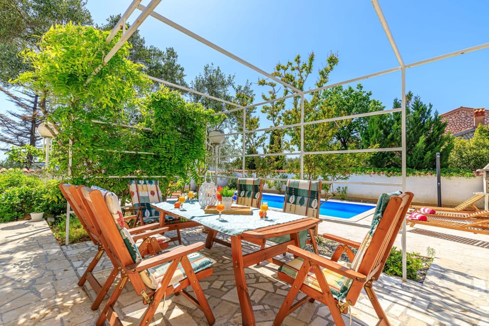 Family Apartment, 3 Bedrooms, 2 Bathrooms (Exclusive Pool Escape Near Sea) | Outdoor dining